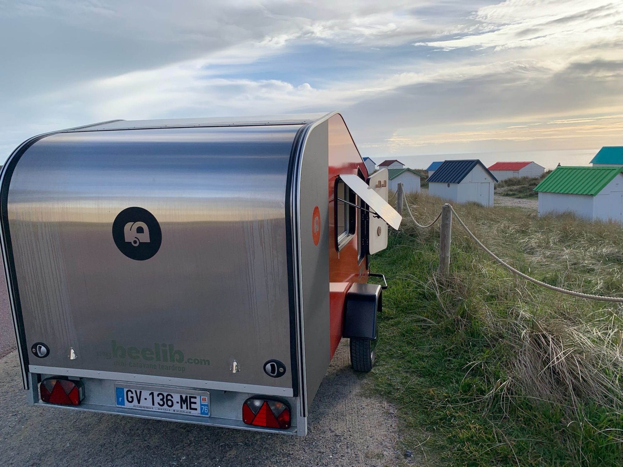 Mini caravane MyBeelib garée près de la plage pour faire du camping en voyage