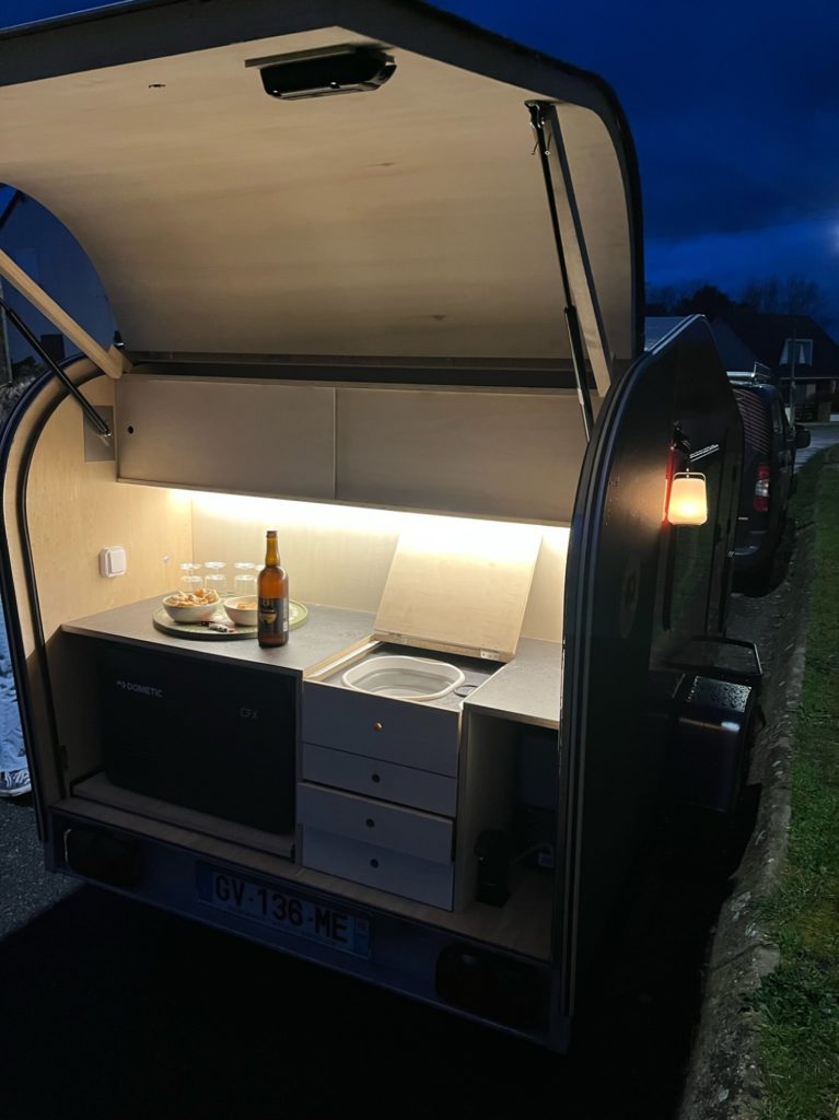 Caravane teardrop avec cuisine intégrée