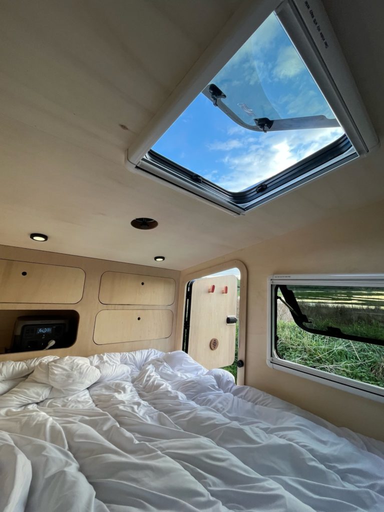Intérieur de caravane avec lit pour le camping