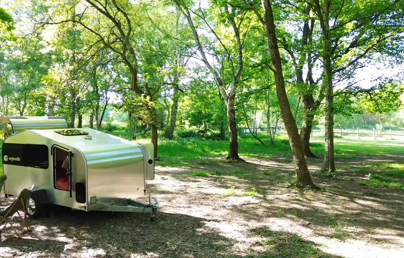 Remorque caravane teardrop MyBeelib dans la forêt