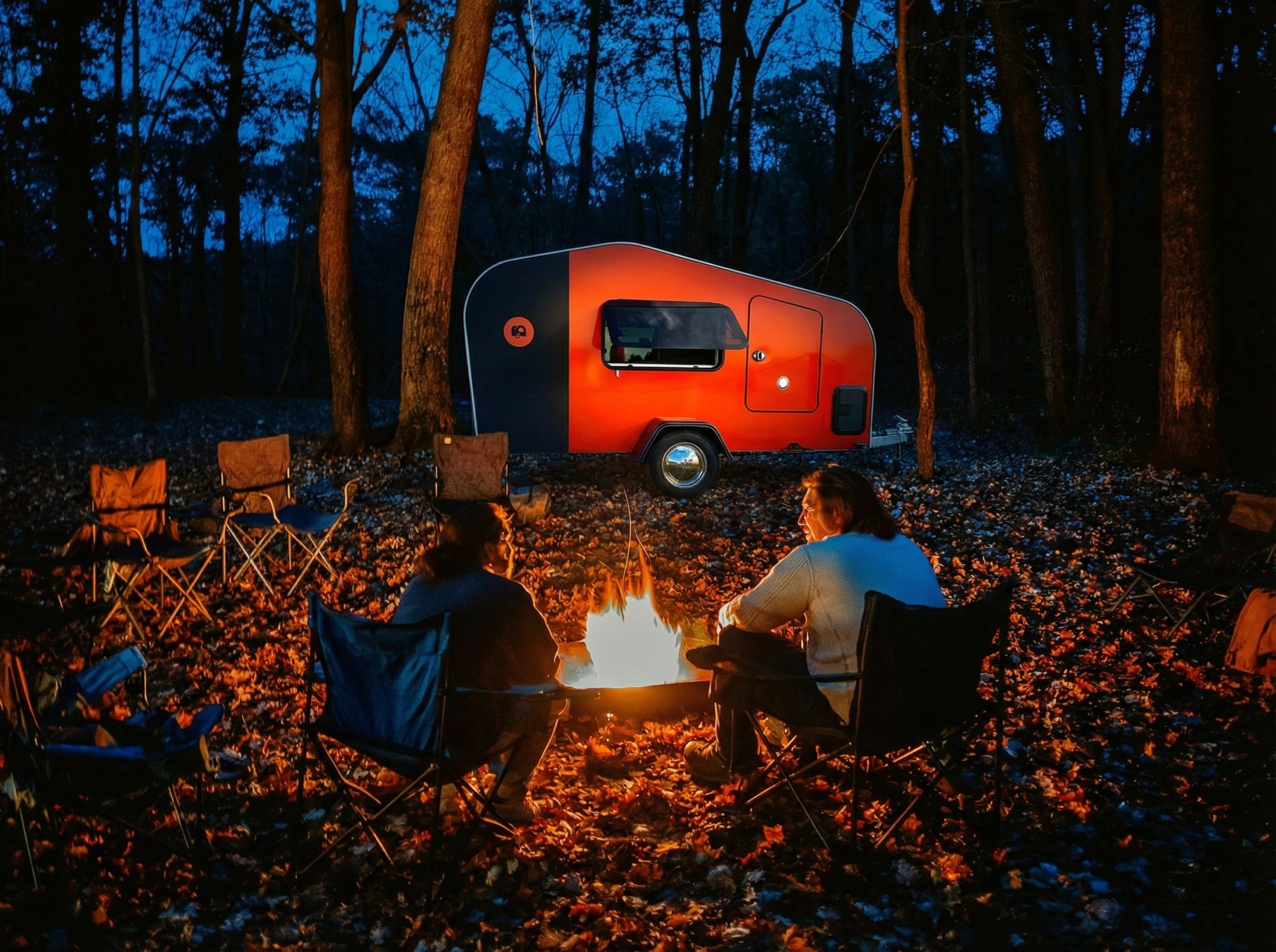 Mini caravane teardrop MyBeeLib installée en forêt pour un bivouac autour du feu
