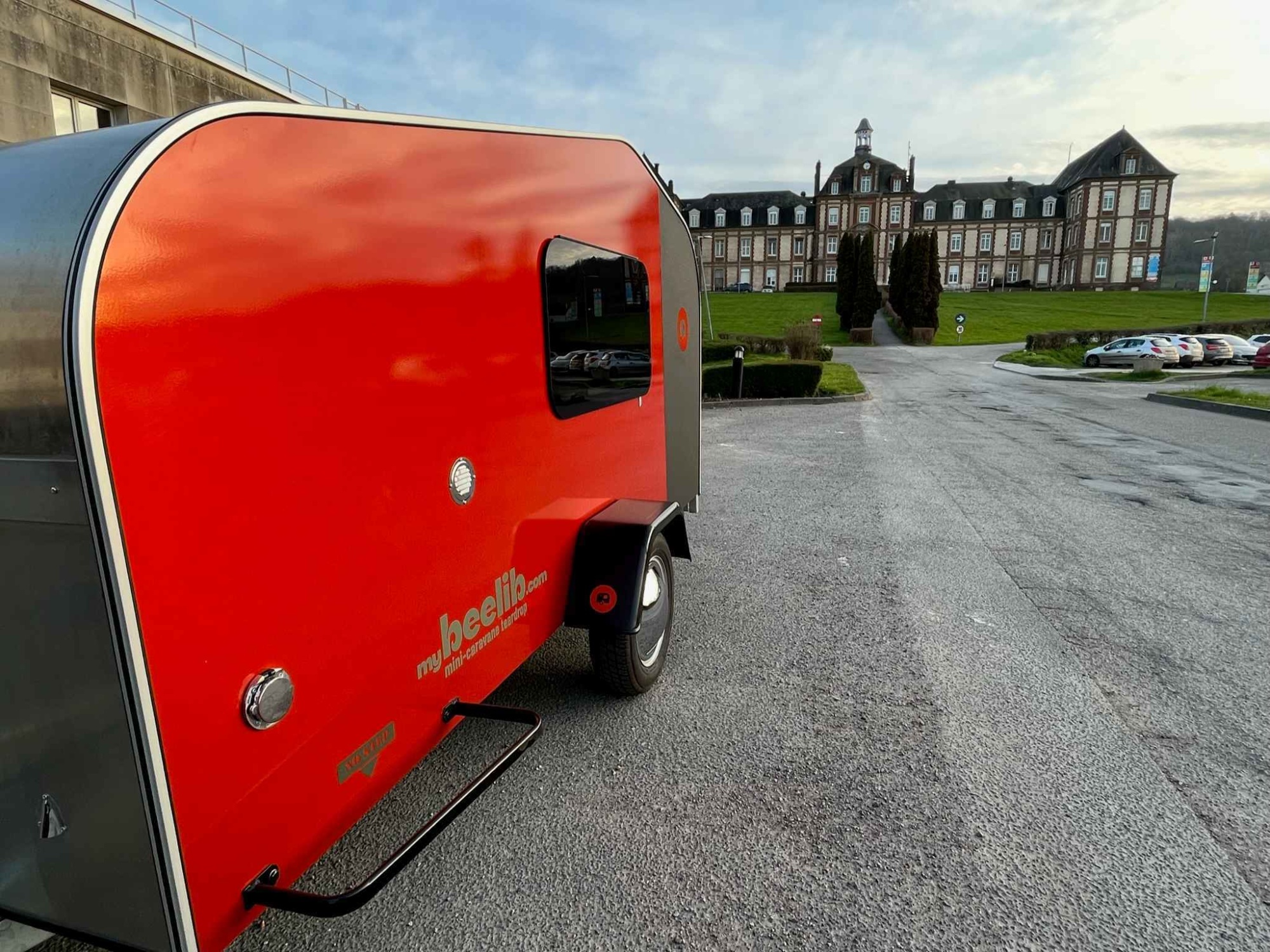 Petite Caravane Vintage MyBeelib devant un batiment historique français