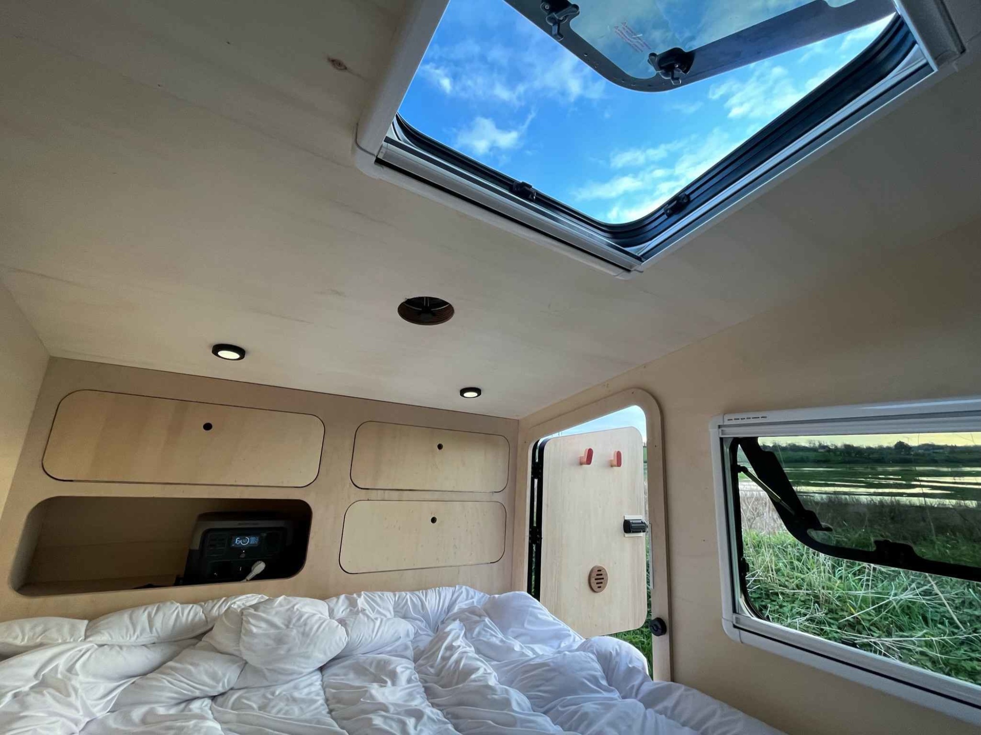 Interieur en bois minimaliste d'un mini camper MyBeelib